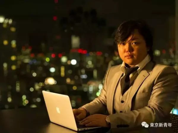胖總裁「年收100億」正妹女友一個換一個!他破產後小模女友竟「不肯離開他」...!