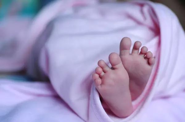 又見虐童!只因女兒在「這個時候」吵鬧 狠心老爸活活把4月大女兒怒打死...