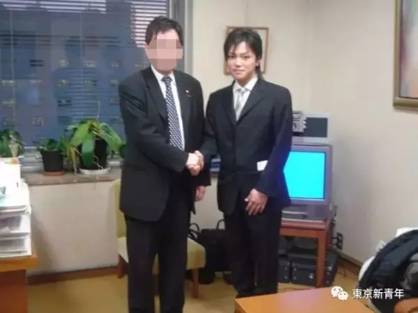 胖總裁「年收100億」正妹女友一個換一個!他破產後小模女友竟「不肯離開他」...!