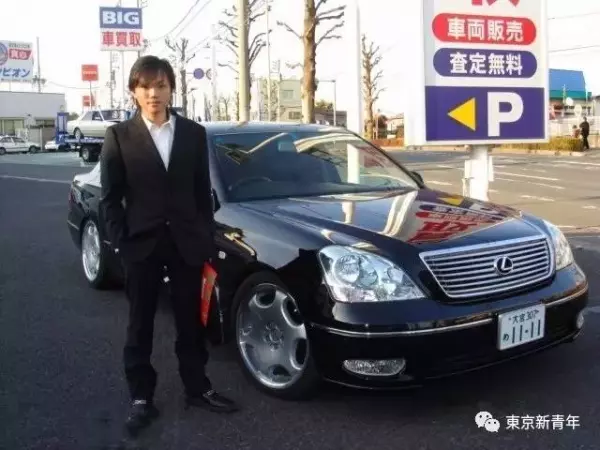 胖總裁「年收100億」正妹女友一個換一個!他破產後小模女友竟「不肯離開他」...!