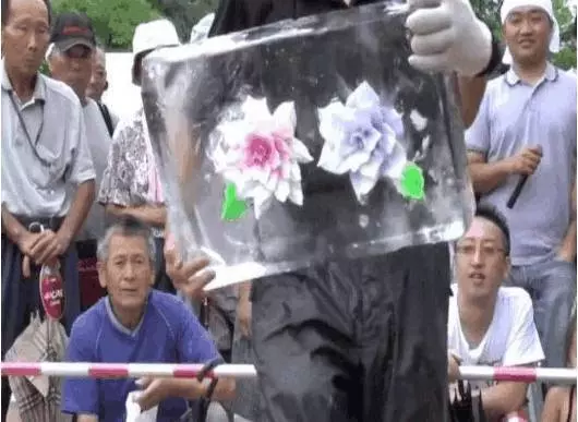 小伙街頭電鑽鑽冰塊,路人駐足觀看,沒一會翻過冰塊後,驚艷了 !