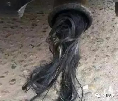 他從排氣管拉出「超長女人頭髮」嚇到愣住,愈拉愈長但是「馬上被師傅嚇阻」:千萬不要再拉了!