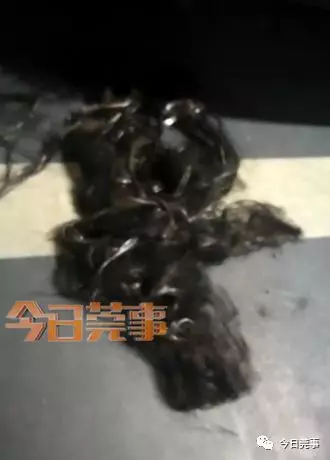 他從排氣管拉出「超長女人頭髮」嚇到愣住,愈拉愈長但是「馬上被師傅嚇阻」:千萬不要再拉了!
