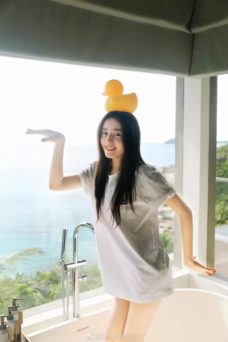 迪麗熱巴「蒼白素顏逛大街」 和電視差異太大...路人甲模樣沒半個人認出!
