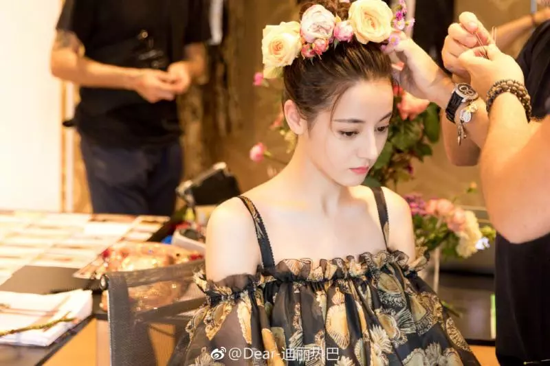 迪麗熱巴「蒼白素顏逛大街」 和電視差異太大...路人甲模樣沒半個人認出!