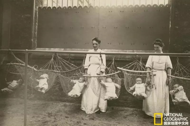 100年前女人工作的樣子!手撕玫瑰變成香水 一輩子卻沒噴過一次「上流的味道」