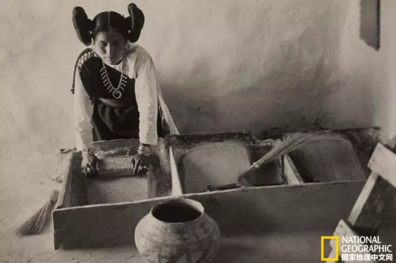 100年前女人工作的樣子!手撕玫瑰變成香水 一輩子卻沒噴過一次「上流的味道」