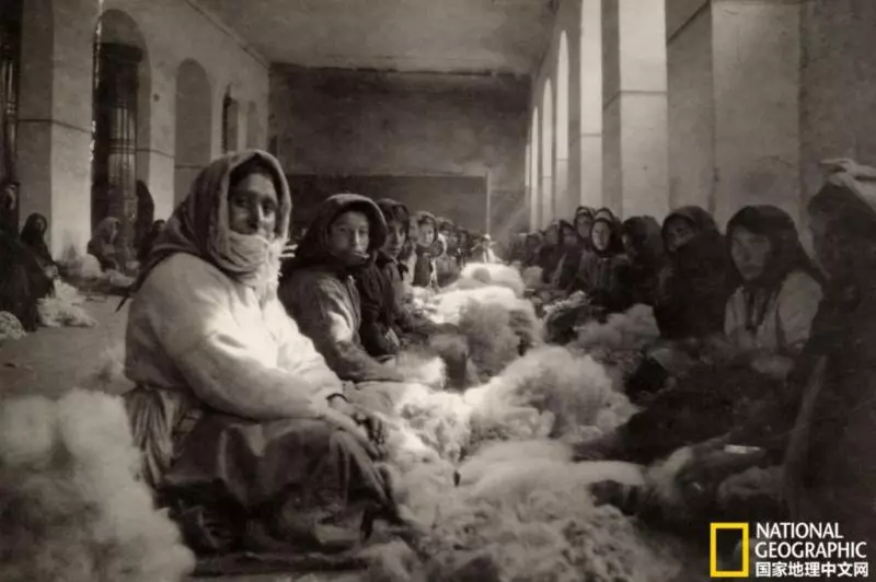 100年前女人工作的樣子!手撕玫瑰變成香水 一輩子卻沒噴過一次「上流的味道」