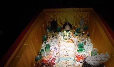 因為全夾進肉裡...古人最後古物挖不出來 肉身風化金銀珠寶「直接鑲成邊框」當展覽品