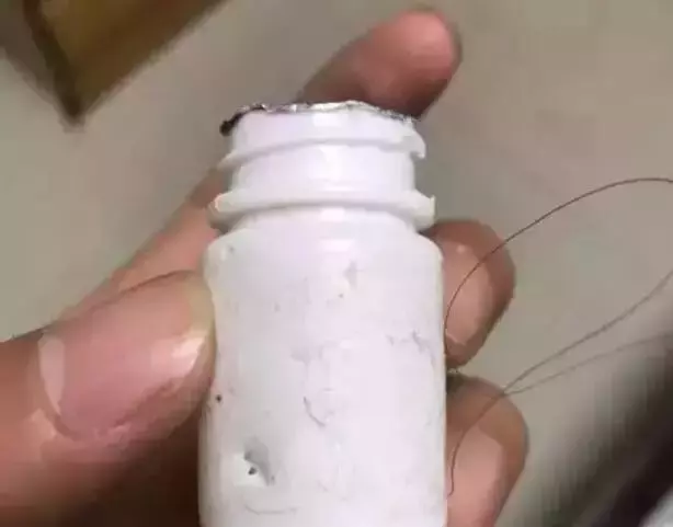 哈士奇拆家將電線咬斷,結果被電暈了