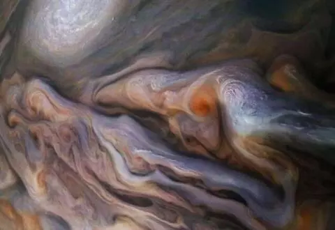 NASA曝光前所未有「木星漩渦中真相」 乍看比油畫夢幻...網驚覺:上面外星生物是龍!