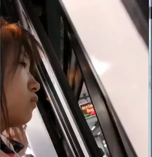 眼淚在眼眶片/小妹搭地鐵滿臉生無可戀 大叔放大一看驚覺「她真的痛痛...」
