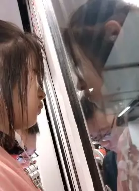眼淚在眼眶片/小妹搭地鐵滿臉生無可戀 大叔放大一看驚覺「她真的痛痛...」