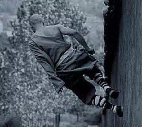 電影只是敷衍觀眾 少林寺真面目「倒吊練功」當飯吃...照片讓媽媽都會哭!