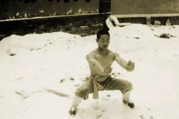 電影只是敷衍觀眾 少林寺真面目「倒吊練功」當飯吃...照片讓媽媽都會哭!