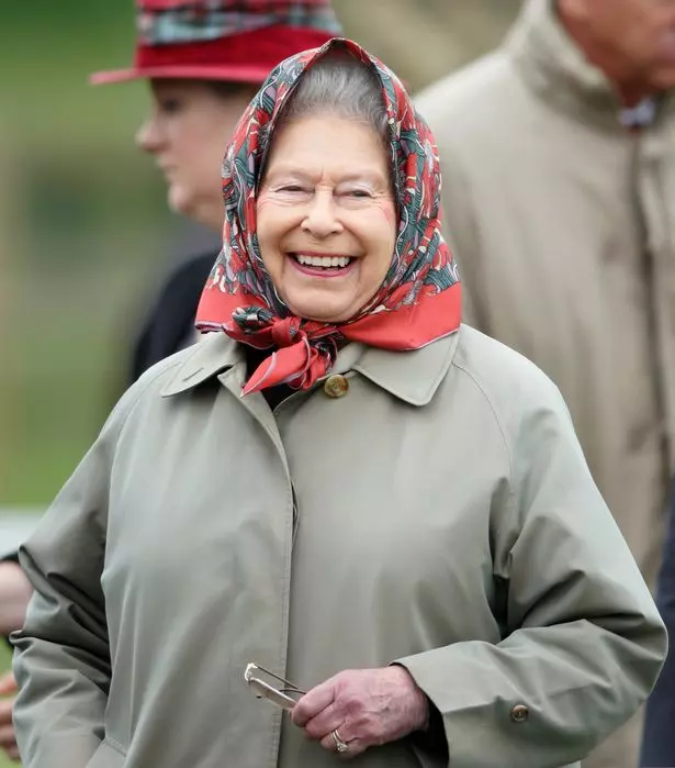 英國女王吃香蕉都用刀叉!複雜程序原因超可愛:「不想像猴子一樣」