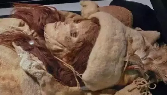 在沙漠中獨自沉睡3800年 消失西域「樓蘭姑娘」現形...裹.屍布風吹成沙頭髮卻保存完好!