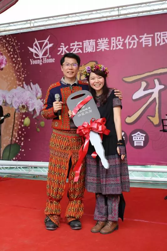 老闆在尾牙突然塞「150萬車鑰匙」,16年女員工淚崩:都給我3個月年終了