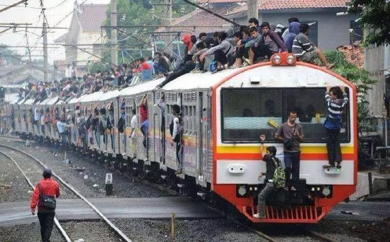 揭秘:印度真實的火車是怎樣的?真的是車頂上都掛滿人嗎?其實大家都被騙了