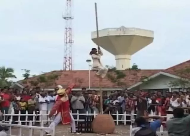 印度「通天繩」魔術,人順著繩子爬到高空中卻不掉落,至今無人能解