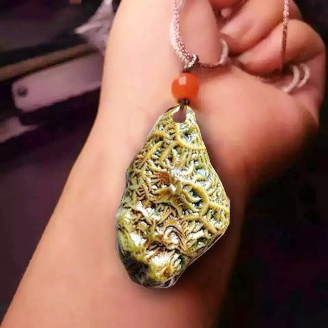 女子撿到一塊金黃色的石頭,天天掛在脖子上,老人看見後愣住了