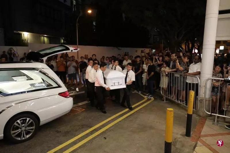 馮偉衷靈柩抵達靈堂 眾藝人親睹不禁落淚