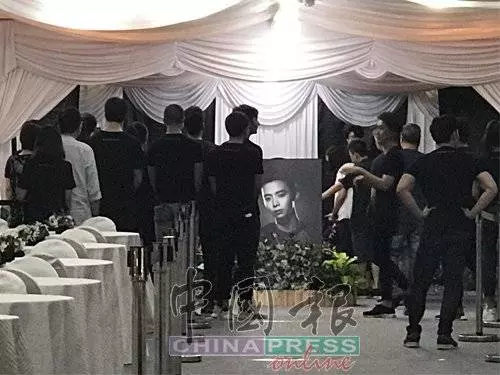 馮偉衷靈柩抵達靈堂 眾藝人親睹不禁落淚