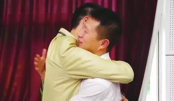 母親來做客婆婆不做飯,臨走她依禮送個紅包,拆開母親含淚回電話