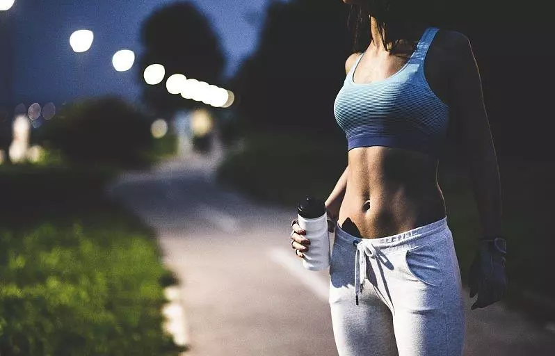 妻子夜跑鍛煉,回來衣服全濕,丈夫無意看到她運動手環,如遭雷擊