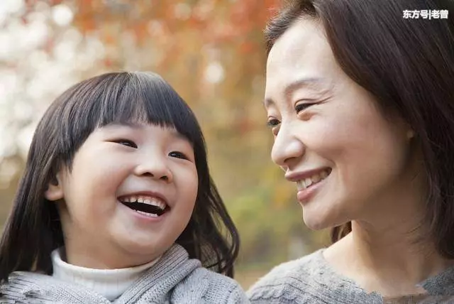 初次帶男友回家,他給母親一個紙袋,打開袋子我泣不成聲