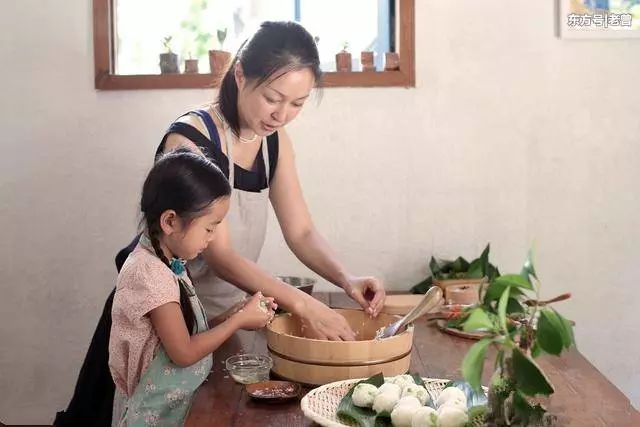初次帶男友回家,他給母親一個紙袋,打開袋子我泣不成聲