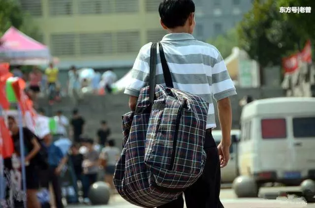 初次帶男友回家,他給母親一個紙袋,打開袋子我泣不成聲