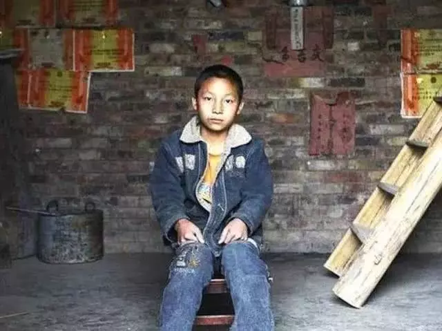 母親丟下兒子改嫁,老了卻被娘家拋棄,兒子說了4個字,笑著將母親接回家