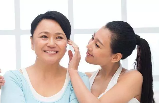 離婚後,我接婆婆一起生活,女兒翻出一本日記本,打開後我哭了