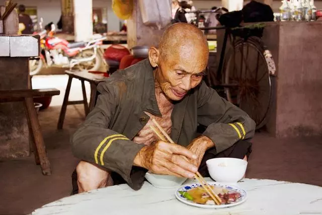 親生女失蹤兩年,父親在飯館點道菜,吃完後哭著報了警