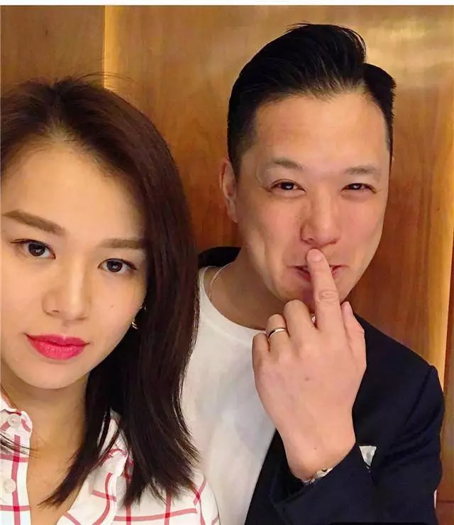 胡杏兒老公曬兒子理髮照,奕霆神情嚴肅,一動不動,表情好呆萌