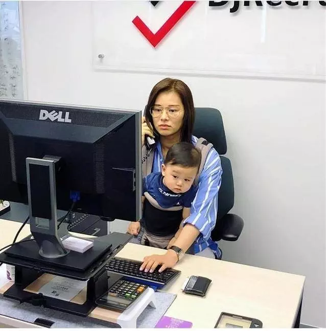 胡杏兒老公曬兒子理髮照,奕霆神情嚴肅,一動不動,表情好呆萌