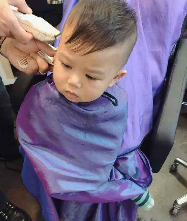 胡杏兒老公曬兒子理髮照,奕霆神情嚴肅,一動不動,表情好呆萌