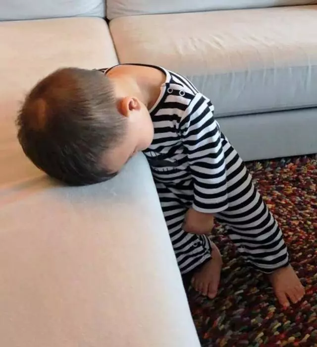 胡杏兒老公曬兒子理髮照,奕霆神情嚴肅,一動不動,表情好呆萌