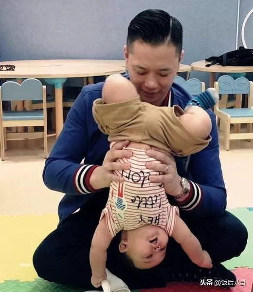 胡杏兒老公曬兒子理髮照,奕霆神情嚴肅,一動不動,表情好呆萌