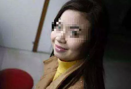 女兒每月給父親寄1萬,重病後沒錢了,弟弟拿刀衝上門,姐姐愣了