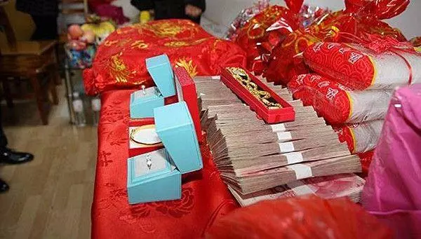 准婆婆大方給十萬彩禮,大姑姐一個舉動,我對男友笑著說分手!