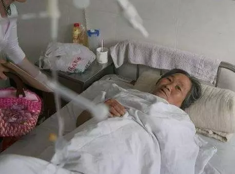 女婿沒房常年住岳母家,岳母每月還貼兩千,小外孫的話老太氣住院