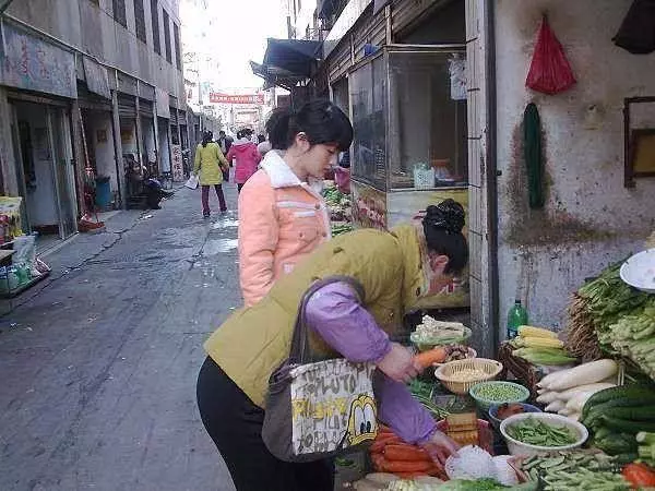 中秋節團圓,婆婆不讓老奶奶上桌,看到老奶奶的碗我瞬間明白了!
