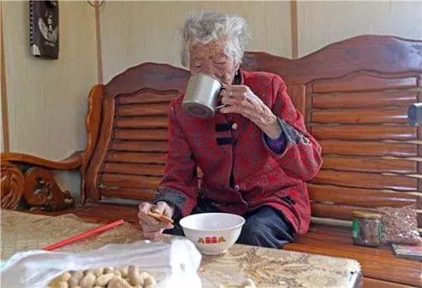中秋節團圓,婆婆不讓老奶奶上桌,看到老奶奶的碗我瞬間明白了!
