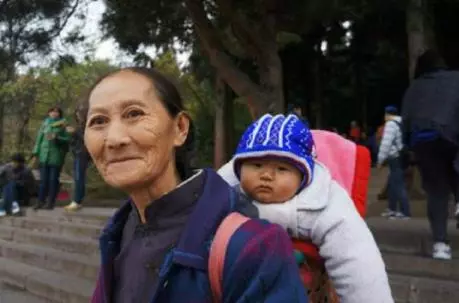 婆婆住我家,把姑子的孩子接來帶,聽到她和姑子的對話,我蒙住