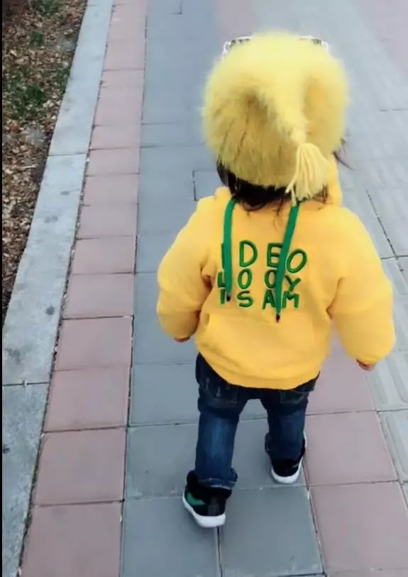 爸爸給女兒反穿衣服上街,轉身那一刻,網友:爸爸的確高智商