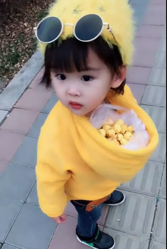 爸爸給女兒反穿衣服上街,轉身那一刻,網友:爸爸的確高智商