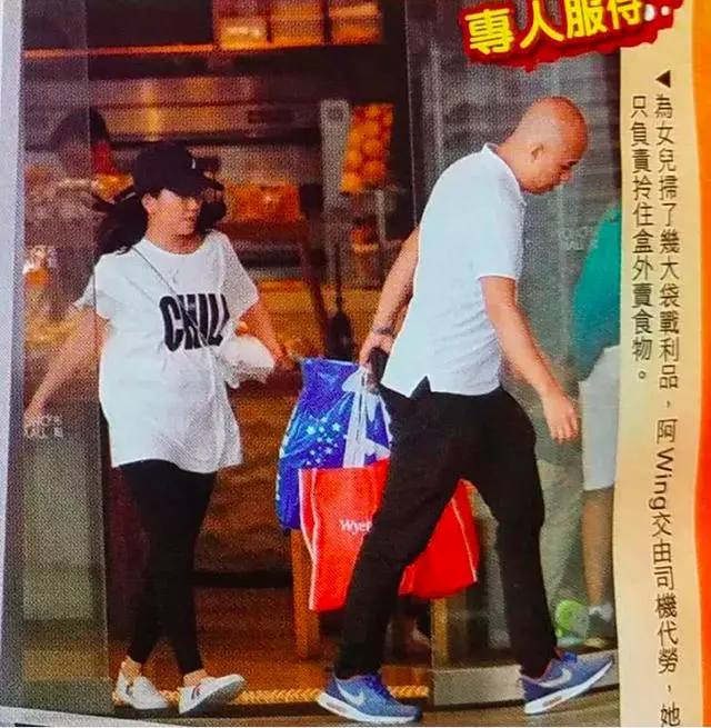 港媒拍到黎明太太抱女兒逛街,稱她財權獨攬,還準備生二胎