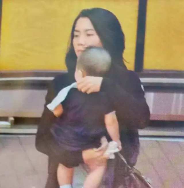 港媒拍到黎明太太抱女兒逛街,稱她財權獨攬,還準備生二胎
